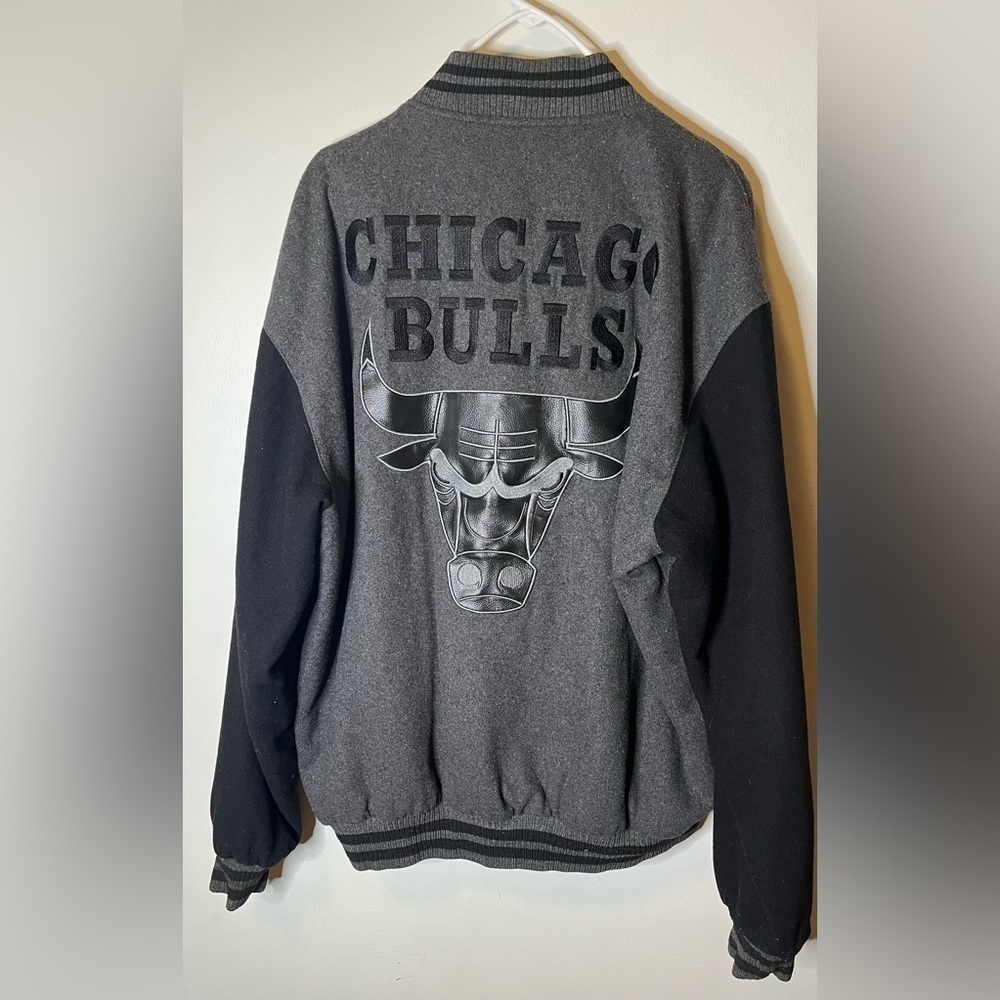 JH DISTRIBUTION TWO TONE CHICAGO BULLS
REVERSIBLE MEN'S VARSITY SIZE XL